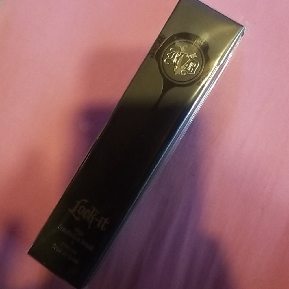 Kat Von D Lock It Edge Foundation Brush